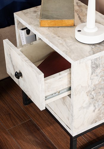 NORDVÄRK Glimmer natbord, m. 1 rum og 2 skuffer - Fressia marmor melamin og sort metal (45,2x29,5)