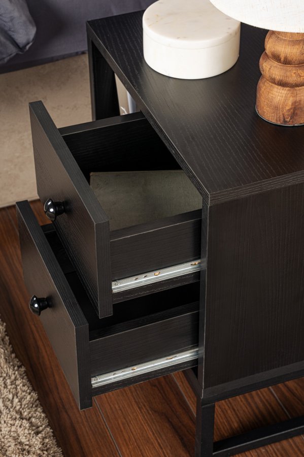 NORDVÄRK Glimmer natbord, m. 1 rum og 2 skuffer - sort tr melamin og sort metal (45,2x29,5)