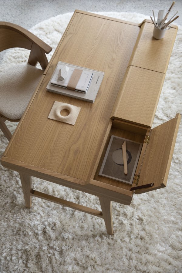 ZUIVER Kaat skrivebord, m. 2 skuffer - natur egefinér og asketr (120x70)