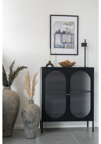 HOUSE NORDIC Adelaide vitrineskab, m. 2 riflede glaslger - sort stl