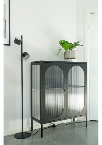 HOUSE NORDIC Adelaide vitrineskab, m. 2 riflede glaslger - sort stl