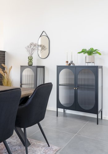 HOUSE NORDIC Adelaide vitrineskab, m. 2 riflede glaslger - sort stl