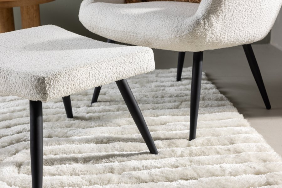 VENTURE DESIGN Como lnestol og fodskammel - hvid bouclé polyester og sort stl