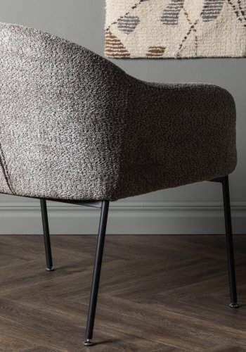 VENTURE DESIGN Catania lnestol, m. armln - lysegr polyester bouclé og sort stl