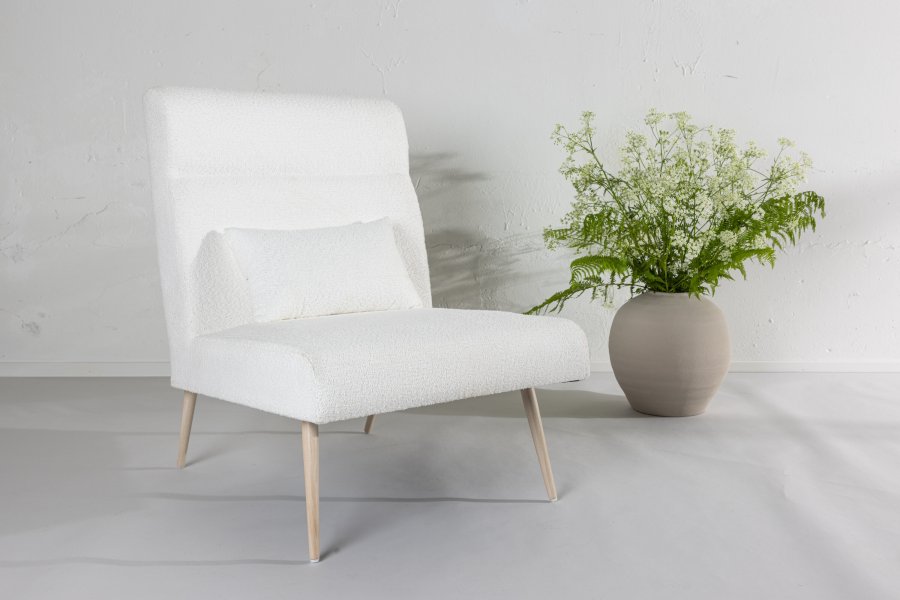 VENTURE DESIGN Bloom lnestol - hvid polyester bamsestof og hvidvasket stl