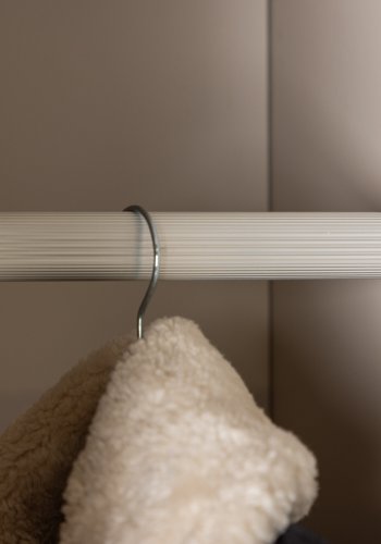 VENTURE DESIGN Nice garderobeskab, m. 2 lger, 1 bjlestang og 1 hylde - beige melamin