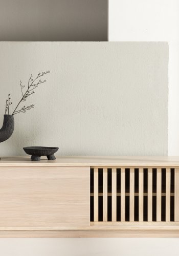 VENTURE DESIGN Lugo TV-bnk, m. 2 skydelger og hylde - hvidvasket melamin (180x40)