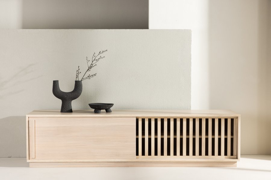 VENTURE DESIGN Lugo TV-bnk, m. 2 skydelger og hylde - hvidvasket melamin (180x40)