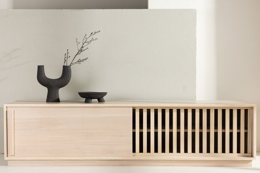 VENTURE DESIGN Lugo TV-bnk, m. 2 skydelger og hylde - hvidvasket melamin (180x40)