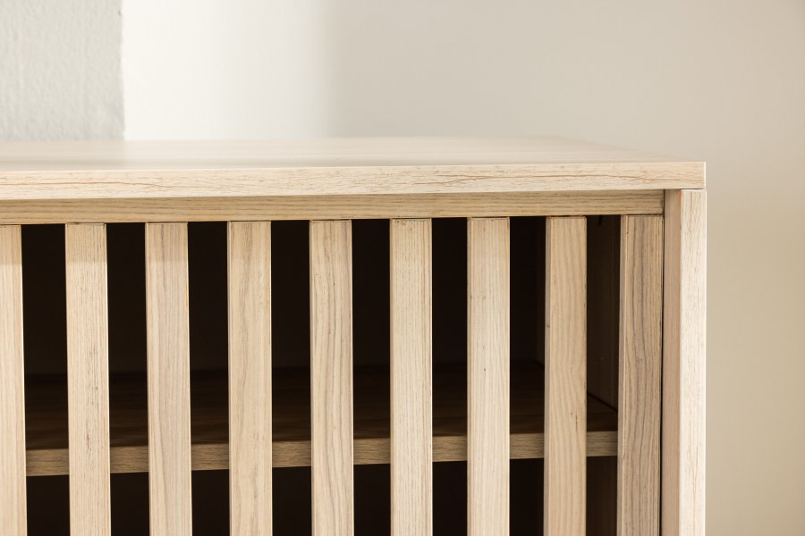 VENTURE DESIGN Lugo TV-bnk, m. 2 skydelger og hylde - hvidvasket melamin (180x40)