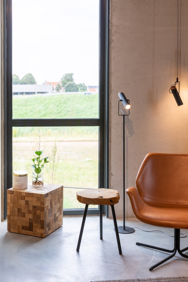 ZUIVER Nikki loungestol, m. armln - brun PU og stl