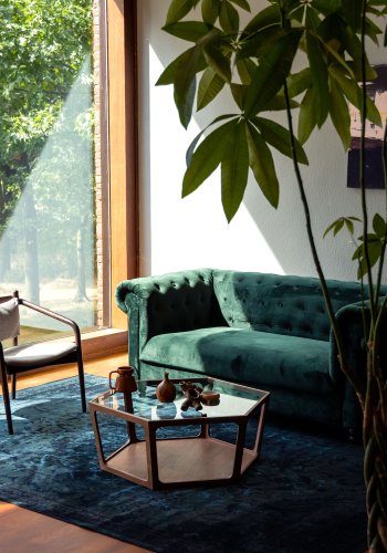 DUTCHBONE Torrance loungestol, m. armln - lysegr sildeben polyester og valnddefarvet tr