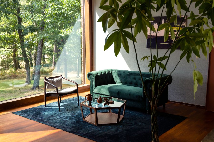 DUTCHBONE Torrance loungestol, m. armln - lysegr sildeben polyester og valnddefarvet tr