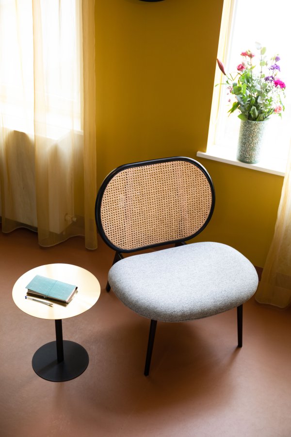 ZUIVER Spike loungestol - natur rattan, gr polyester og sort stl