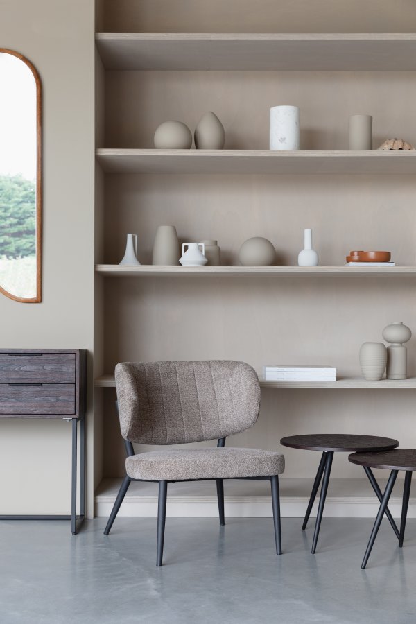 WHITE LABEL LIVING Sanne loungestol - brun stof og stl