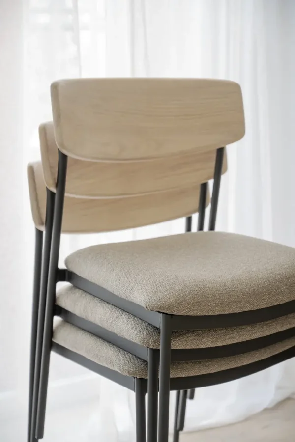 ROWICO Maymont spisebordsstol, stabelbar - mrk beige stof, hvidpigmenteret eg og sort metal