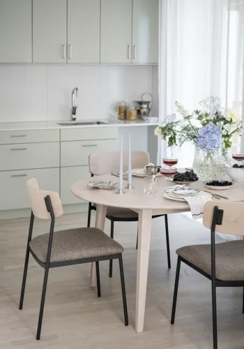 ROWICO Maymont spisebordsstol, stabelbar - mrk beige stof, hvidpigmenteret eg og sort metal