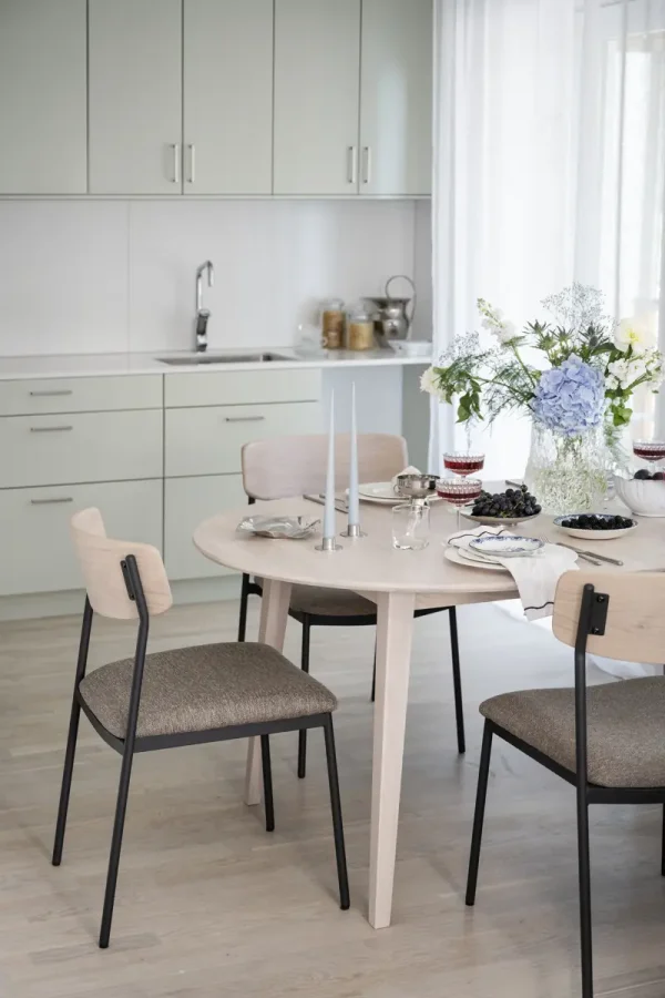 ROWICO Maymont spisebordsstol, stabelbar - mrk beige stof, hvidpigmenteret eg og sort metal