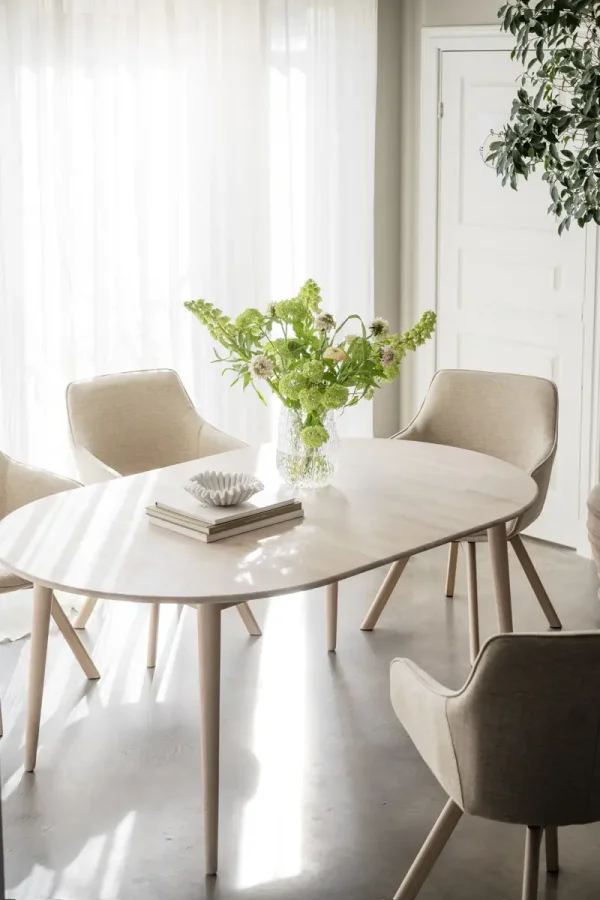 ROWICO Alison spisebordsstol, drejelig, m. armln - lys beige stof og hvidpigmenteret egetr