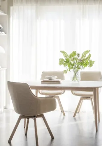 ROWICO Alison spisebordsstol, drejelig, m. armln - lys beige stof og hvidpigmenteret egetr