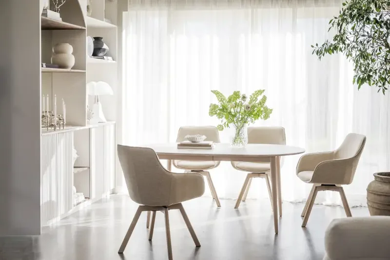 ROWICO Alison spisebordsstol, drejelig, m. armln - lys beige stof og hvidpigmenteret egetr