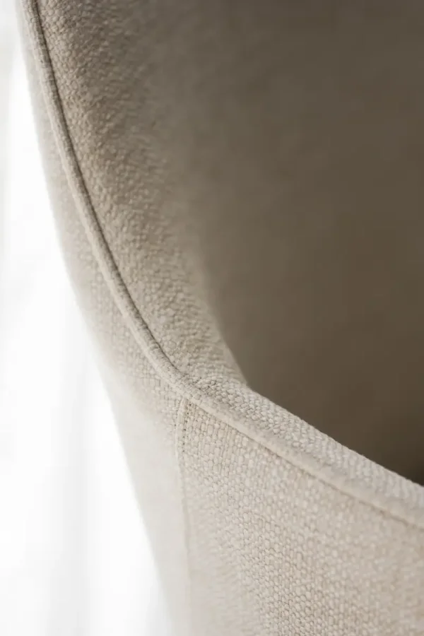 ROWICO Alison spisebordsstol, drejelig, m. armln - lys beige stof og hvidpigmenteret egetr