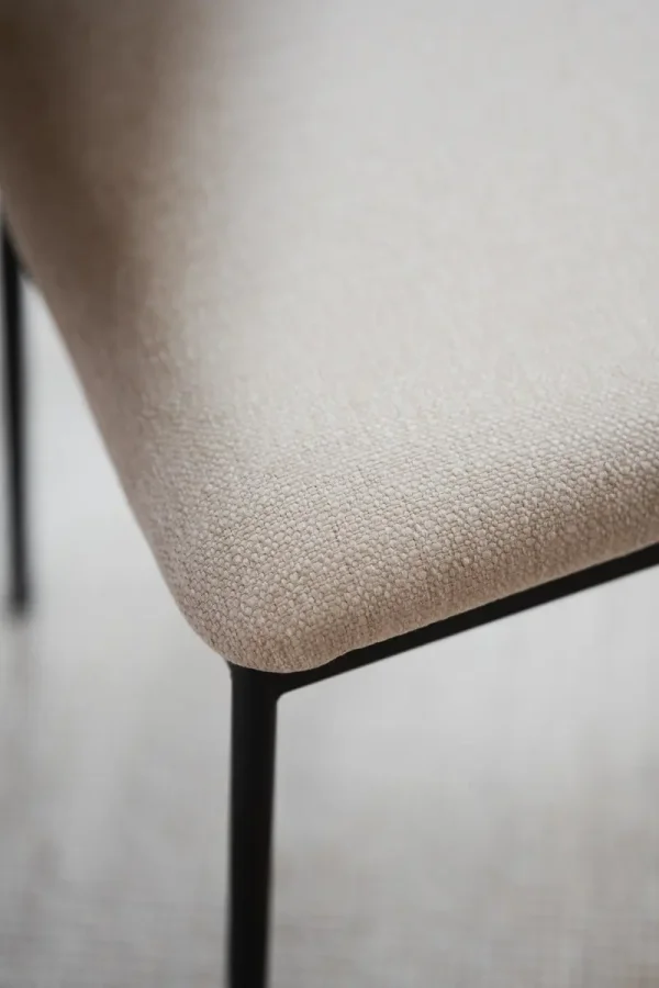 ROWICO Maymont spisebordsstol, stabelbar - lys beige stof, brun eg og sort metal