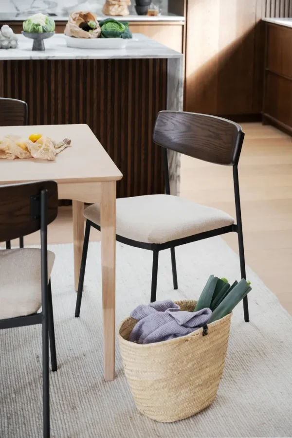 ROWICO Maymont spisebordsstol, stabelbar - lys beige stof, brun eg og sort metal