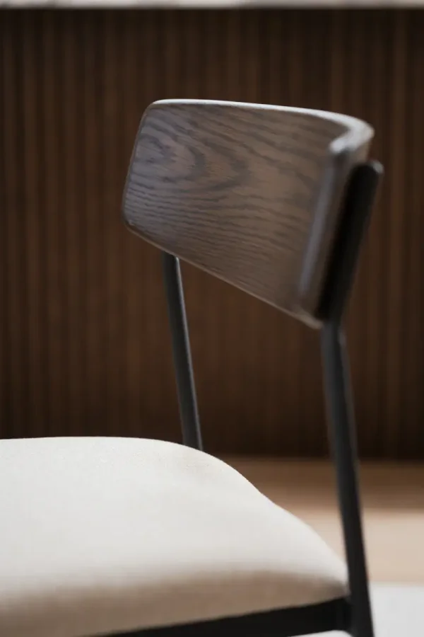 ROWICO Maymont spisebordsstol, stabelbar - lys beige stof, brun eg og sort metal