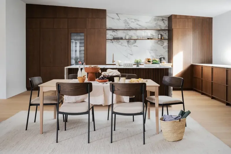 ROWICO Maymont spisebordsstol, stabelbar - lys beige stof, brun eg og sort metal