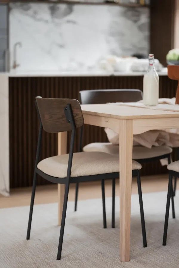 ROWICO Maymont spisebordsstol, stabelbar - lys beige stof, brun eg og sort metal