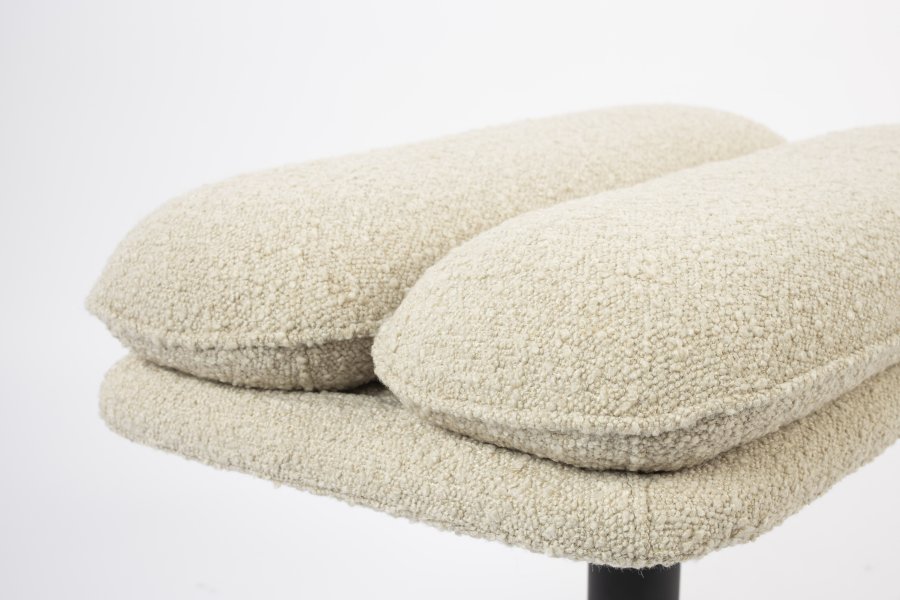 ZUIVER Tyler fodskammel, m. drejefod - hvid bouclé og sort stl (60x47)