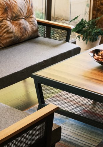 NORDVÄRK Mers udendrs loungest, m. 2 stole, 1 sofa, 1 bord, multifarvede hynder - sort metal/tr