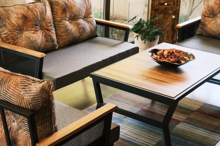 NORDVÄRK Mers udendrs loungest, m. 2 stole, 1 sofa, 1 bord, multifarvede hynder - sort metal/tr