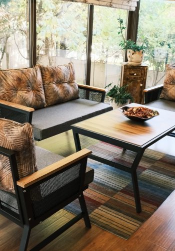 NORDVÄRK Mers udendrs loungest, m. 2 stole, 1 sofa, 1 bord, multifarvede hynder - sort metal/tr