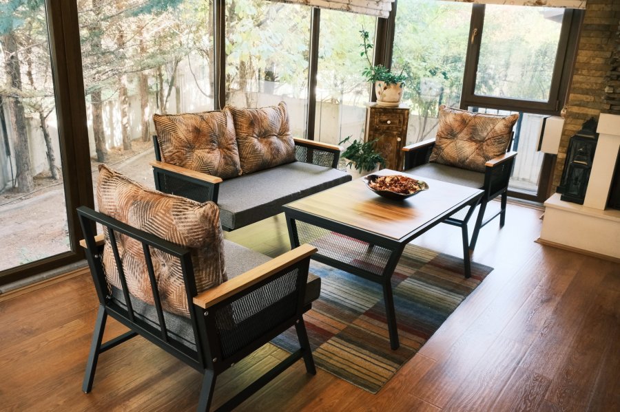 NORDVÄRK Mers udendrs loungest, m. 2 stole, 1 sofa, 1 bord, multifarvede hynder - sort metal/tr