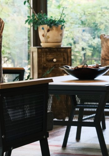 NORDVÄRK Mers udendrs loungest, m. 2 stole, 1 sofa, 1 bord, multifarvede hynder - sort metal/tr