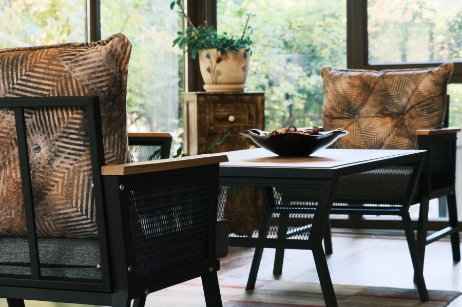 NORDVÄRK Mers udendrs loungest, m. 2 stole, 1 sofa, 1 bord, multifarvede hynder - sort metal/tr