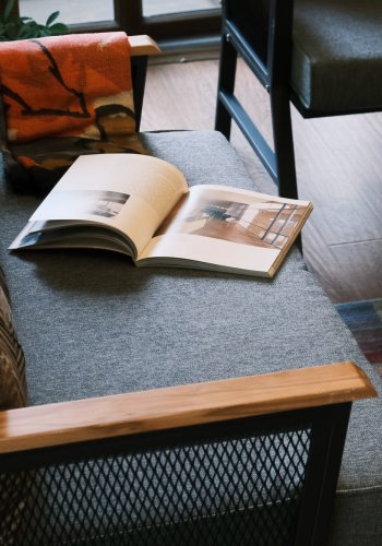 NORDVÄRK Mers udendrs loungest, m. 2 stole, 1 sofa, 1 bord, multifarvede hynder - sort metal/tr