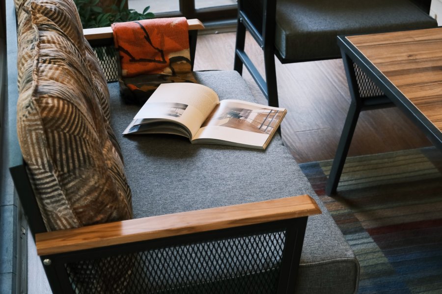 NORDVÄRK Mers udendrs loungest, m. 2 stole, 1 sofa, 1 bord, multifarvede hynder - sort metal/tr