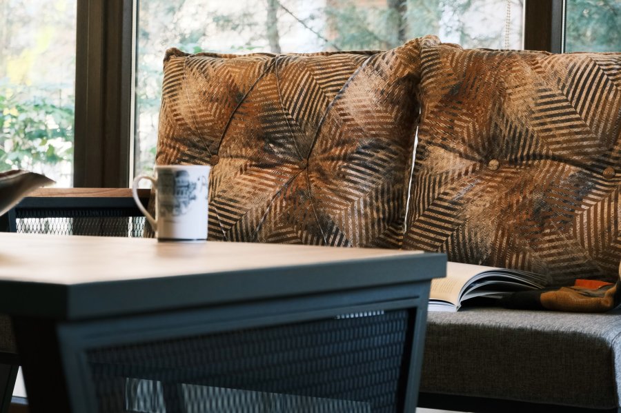 NORDVÄRK Mers udendrs loungest, m. 2 stole, 1 sofa, 1 bord, multifarvede hynder - sort metal/tr