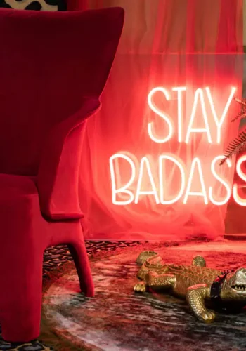 BOLD MONKEY Stay Badass LED neon lysskilt, kvadratisk - rd PVC og akryl (80x80)