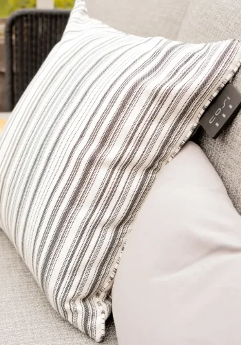 COSI FIRES Cosipillow Striped varmepude, genopladeligt batteri, kvadratisk - hvid/sort stof (50x50)