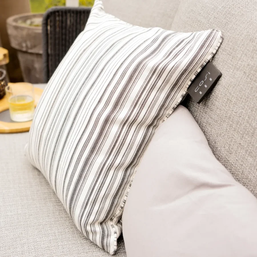 COSI FIRES Cosipillow Striped varmepude, genopladeligt batteri, kvadratisk - hvid/sort stof (50x50)