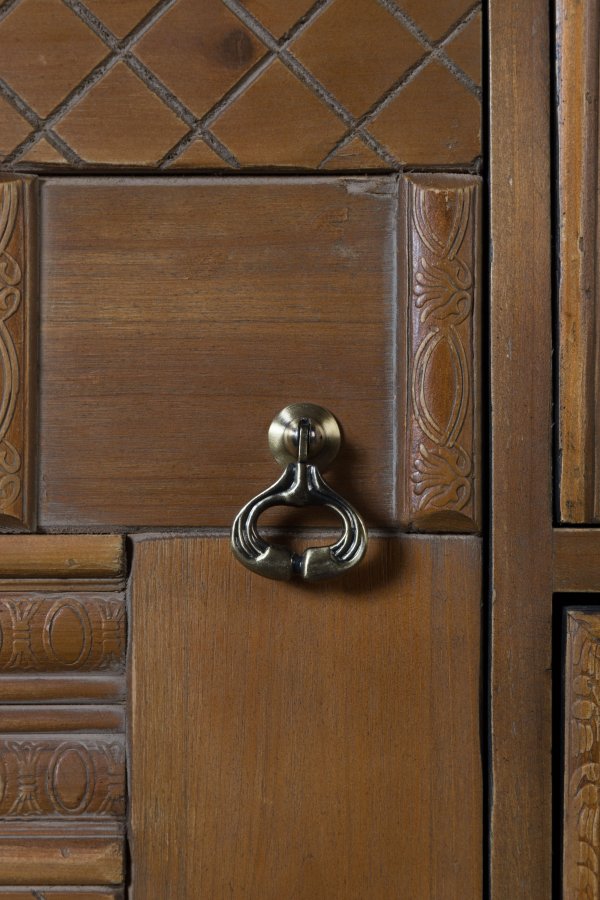 DUTCHBONE Jove skab, m. 2 lger og 8 skuffer - brun fyrretr og jern