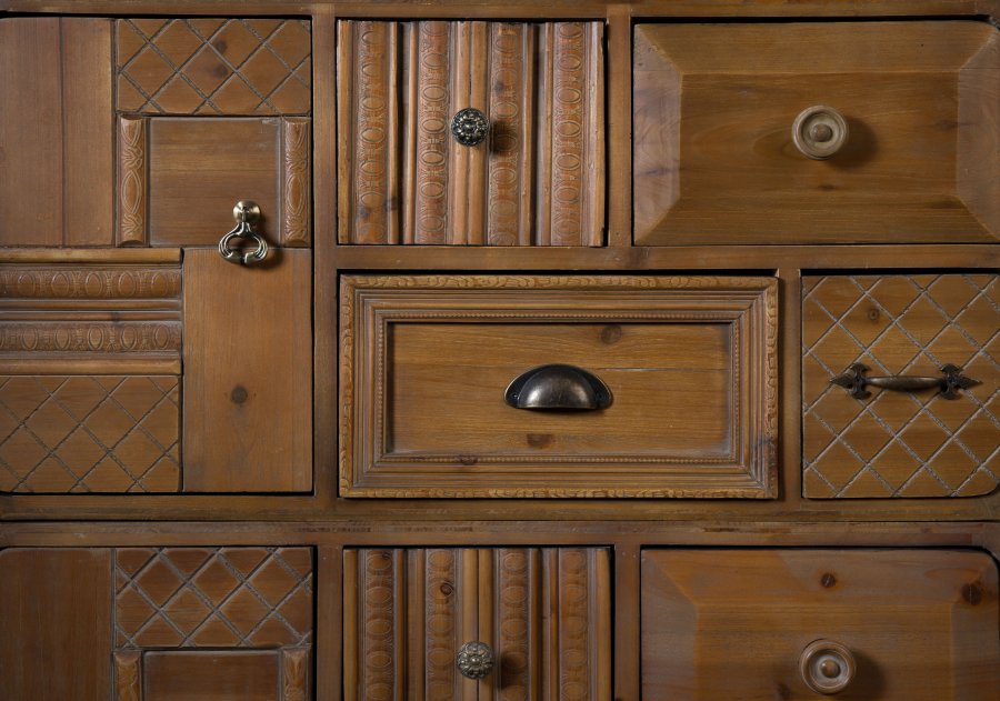 DUTCHBONE Jove skab, m. 2 lger og 8 skuffer - brun fyrretr og jern