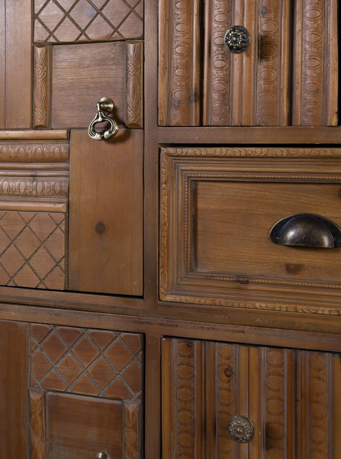 DUTCHBONE Jove skab, m. 2 lger og 8 skuffer - brun fyrretr og jern