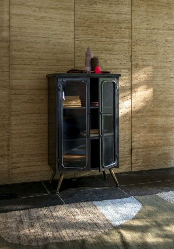 DUTCHBONE Denza vitrineskab, m. 2 glaslger og 2 hylder - sort strygejern