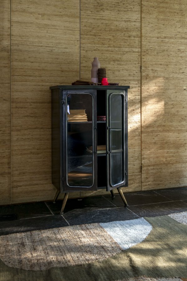 DUTCHBONE Denza vitrineskab, m. 2 glaslger og 2 hylder - sort strygejern