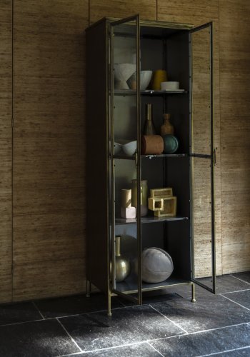 DUTCHBONE Gertlush vitrineskab, m. 2 glaslger og hylder - guld strygejern